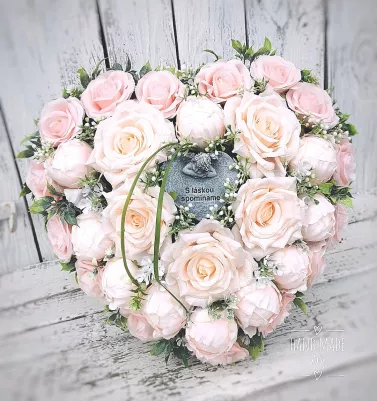  Zaťažené srdiečko na hrob v jemných marhulkovych farbickach so srdenkom. Srdiečko je v zaťaženéj nádobe a ani silný vietor ho neodfukne. Rozmery cca 42*38cm