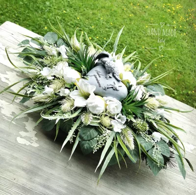 Ťažký aranžmán na hrob v jemných farbickach s anjelikom na srdiecku. Sukulenty, pivoňky, zeleň. Materiál plast. Rozmery 65*45cm 