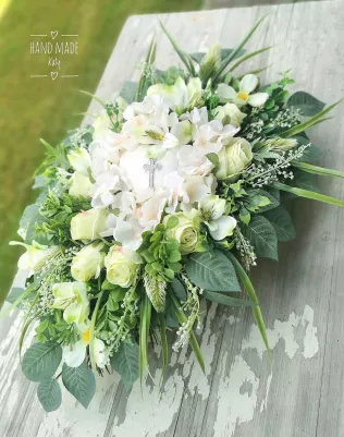 Ťažký, podlhovasty aranžmán na hrob v jemných farbickach so srdenkom. Rozmery 65*40cm. Materiál plast