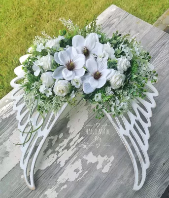  NOVINKA Veľké krídla na hrob.  48*48 cm Krásne magnólie, ruže a veeeeela zelene. Bledé kvety sú vhodné na leto, slniečko nevytiahne farbu