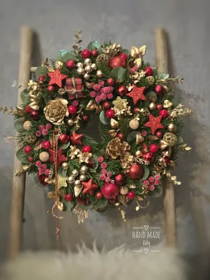 Vianočný veniec v červeno zlatom. 